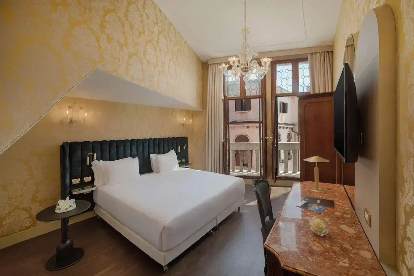 Отель NH Venezia Santa Lucia