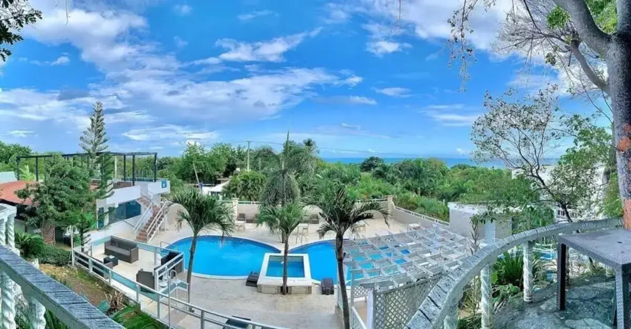 Daymond Blue Tropical Lodge
