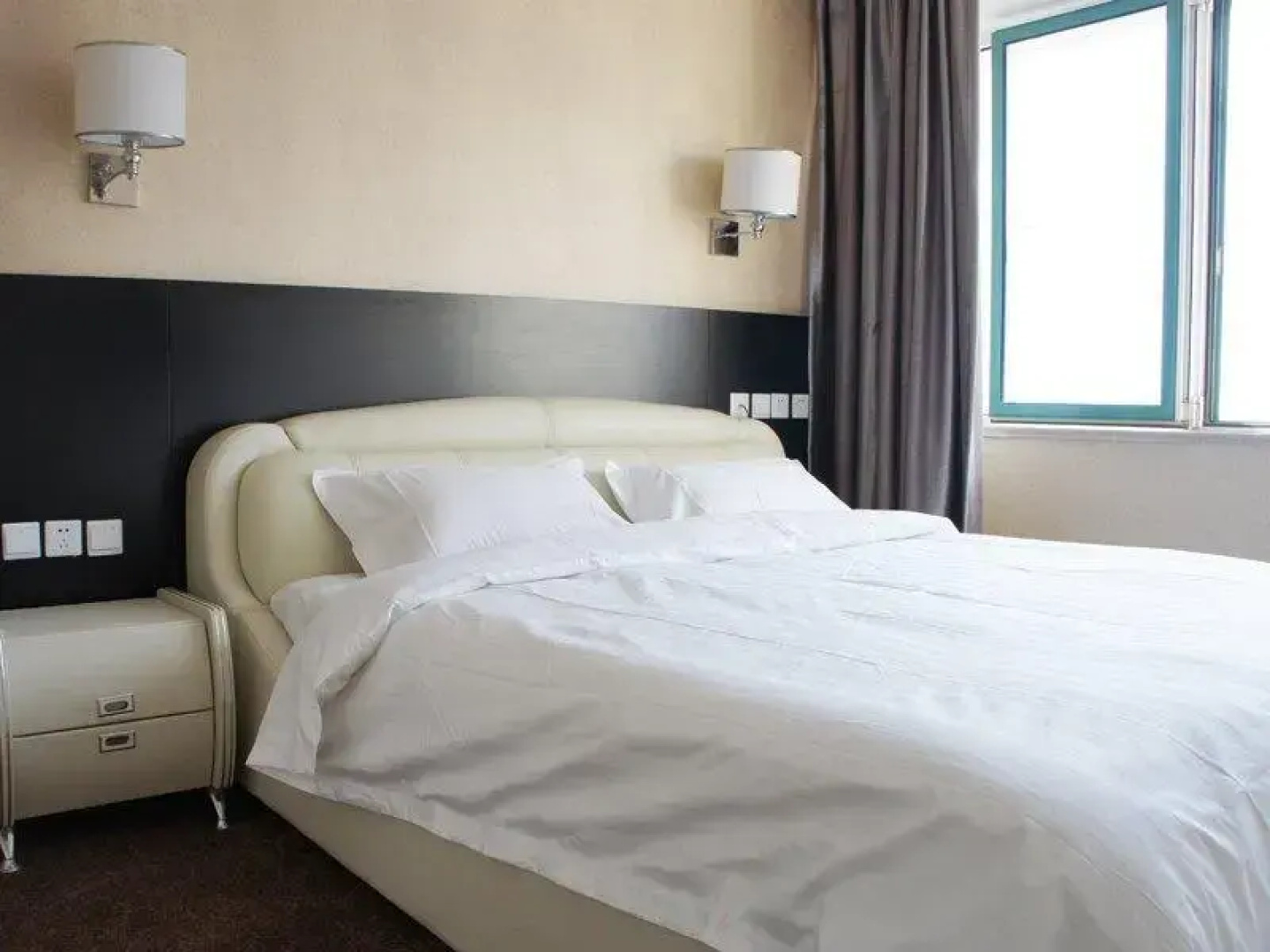 Zhongtian Seaview Hotel (Zhanqiao Railway Station)