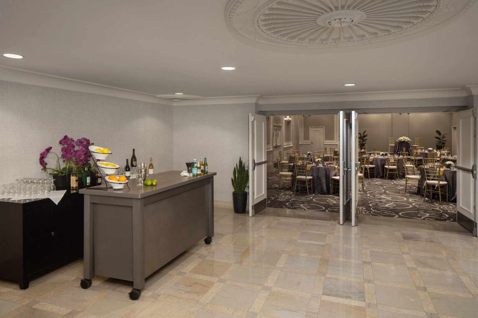DoubleTree Suites by Hilton Hotel Detroit Downtown - Fort Shelby