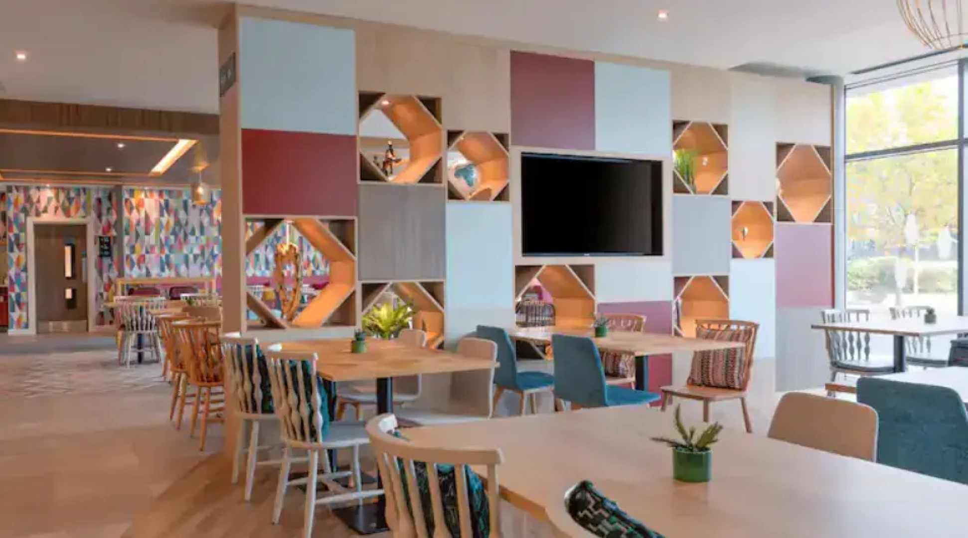 Hampton by Hilton Ashford International