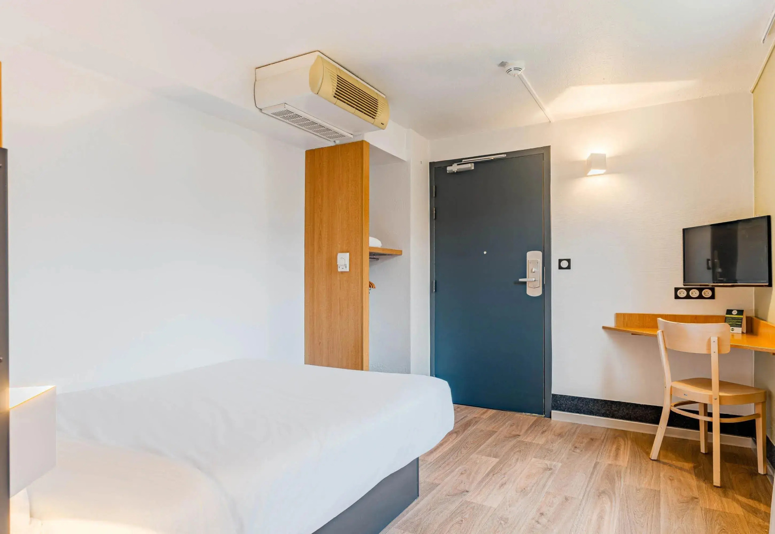 Отель B&B Poitiers 3 Futuroscope