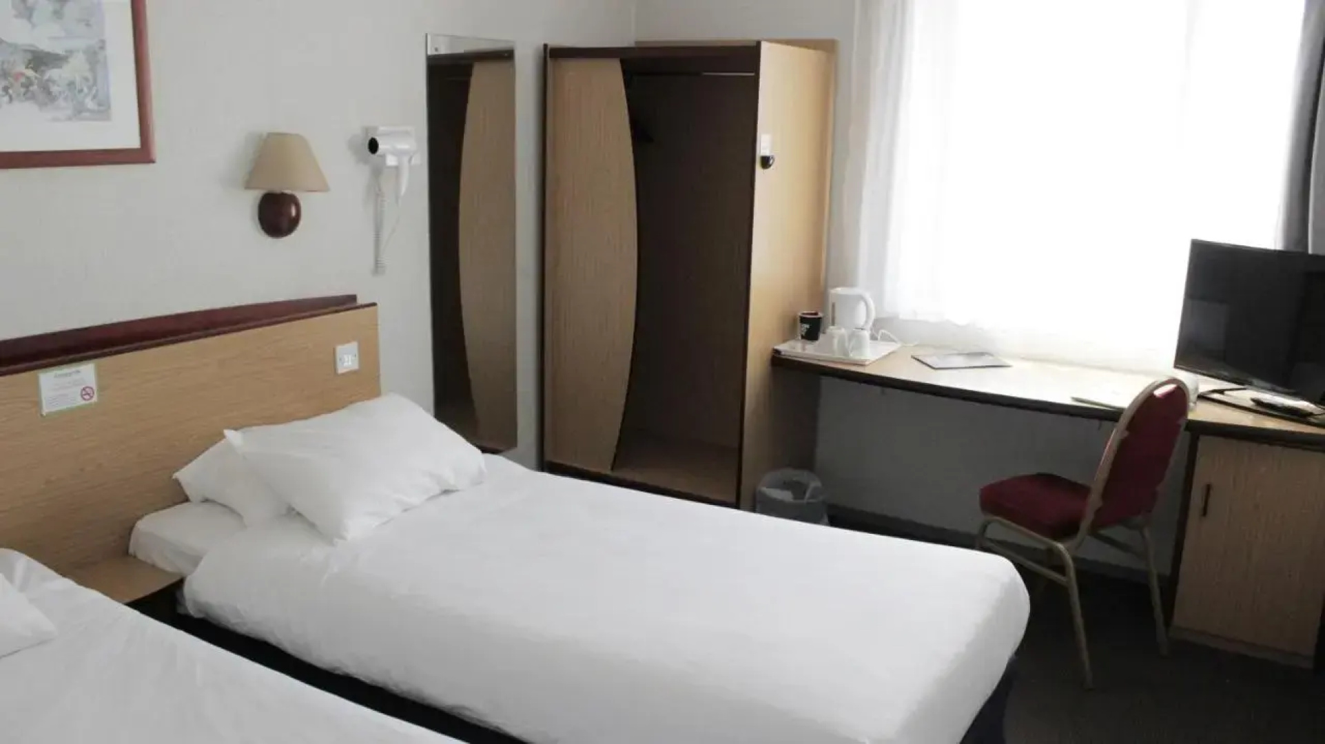 Отель Travelodge Liverpool Central Queens Dock and Arena