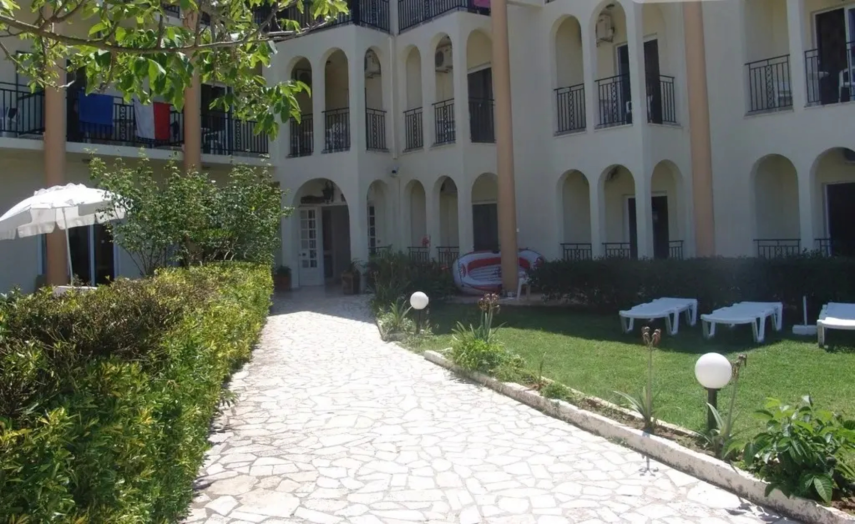 Silver Beach Hotel And Annexe Apartments