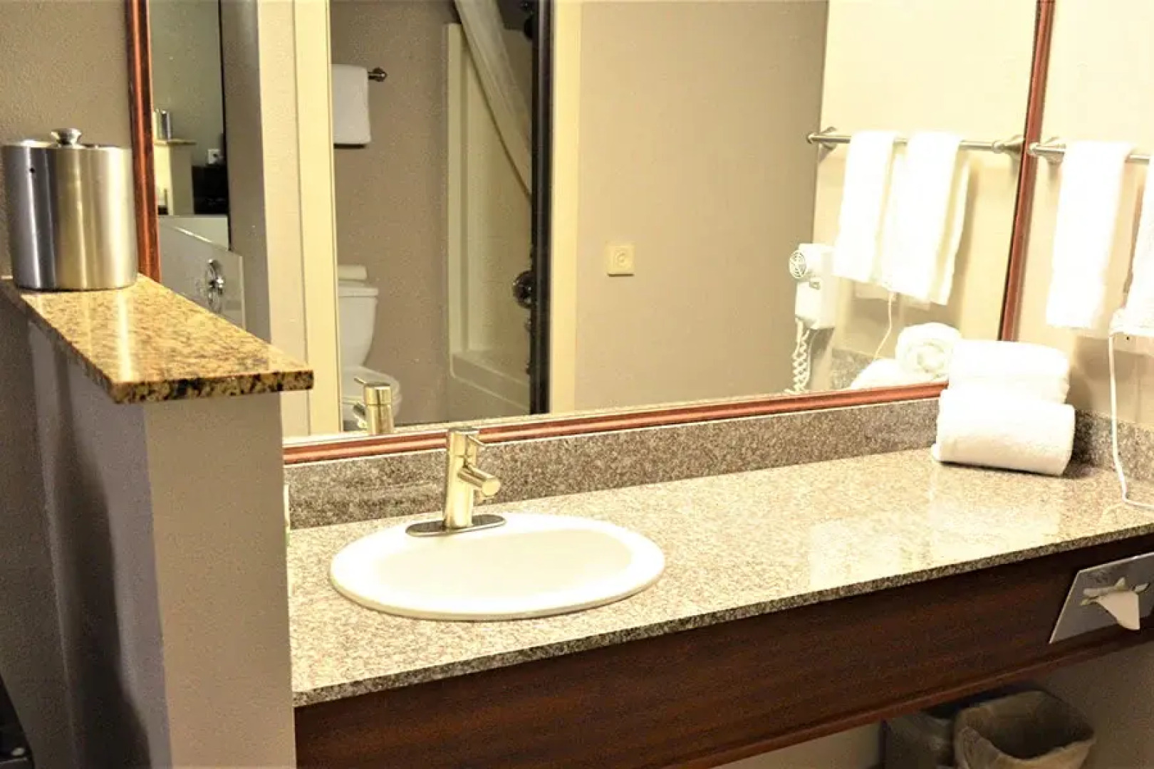 The Ashley Inn & Suites