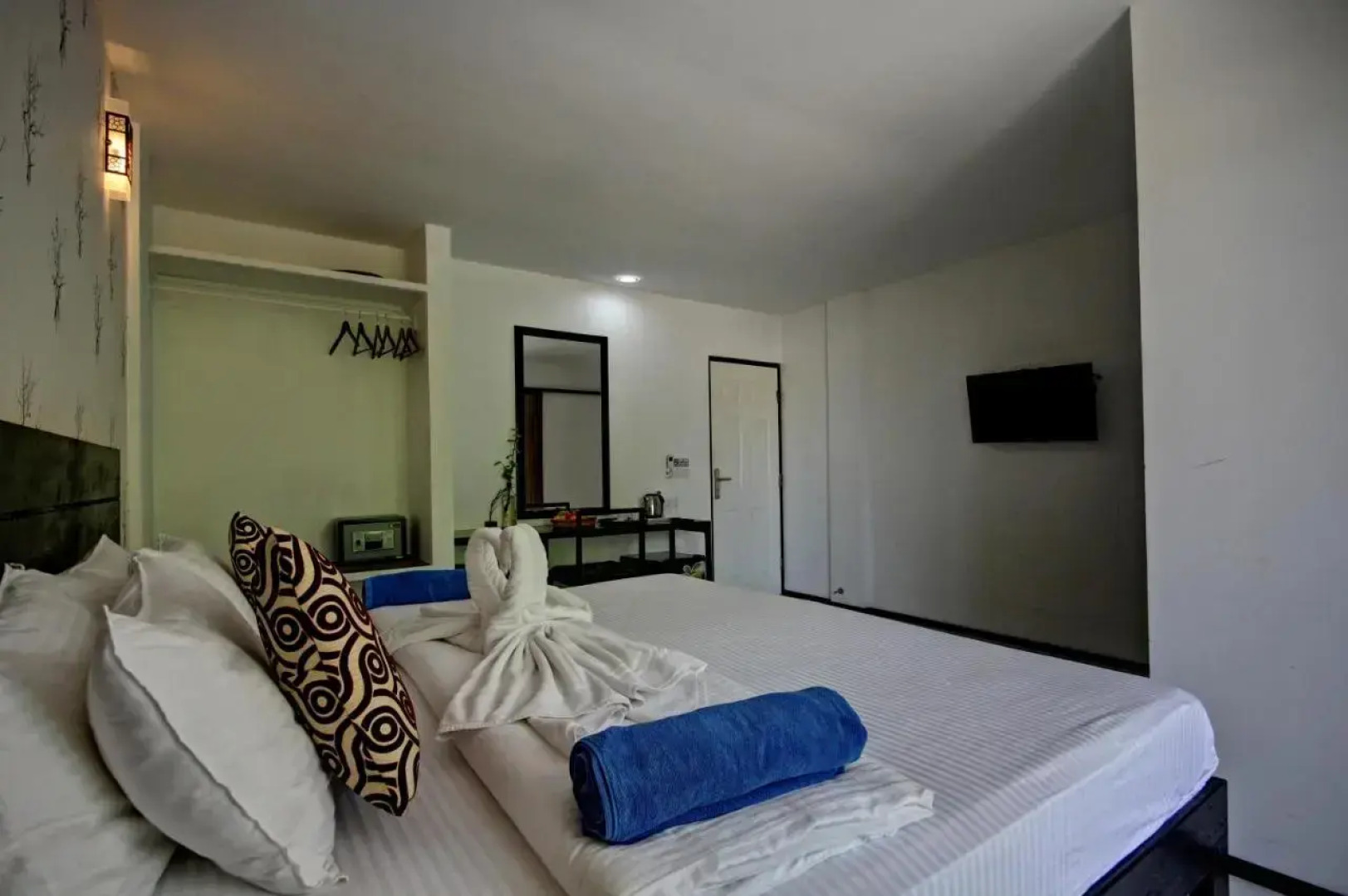 Отель Crown Beach Villas