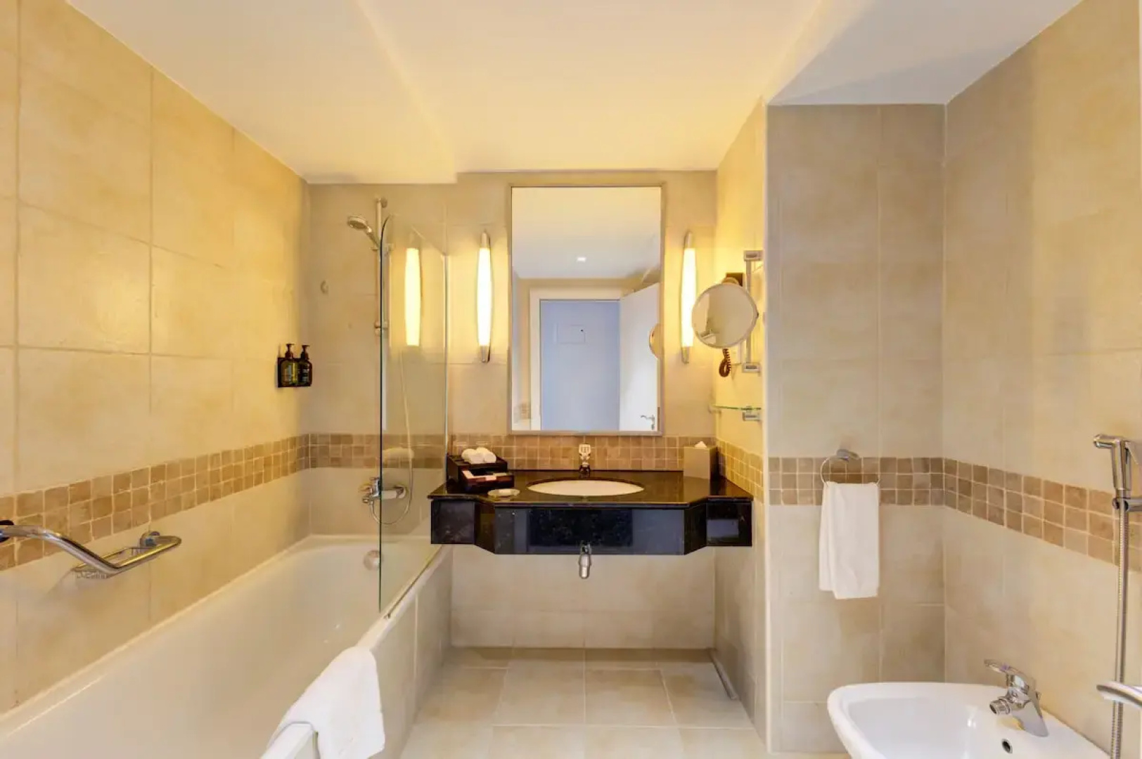 Отель Millennium Lakeview