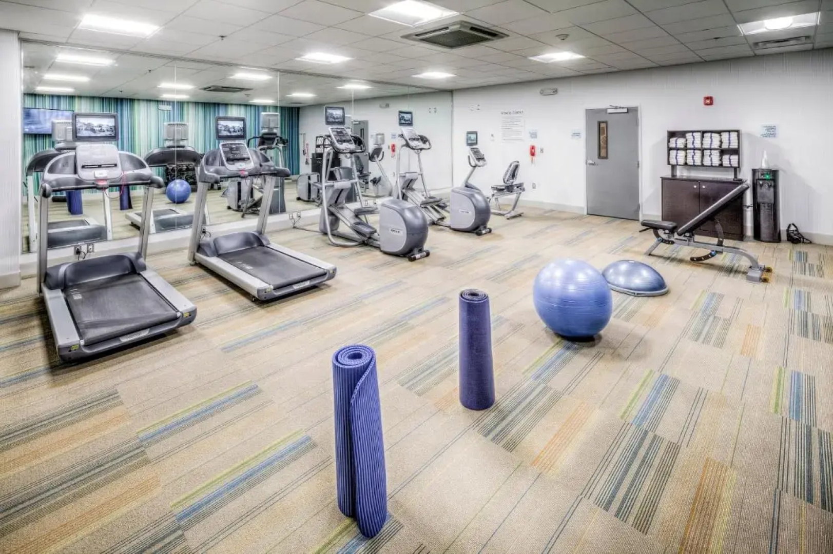Holiday Inn Express & Suites Cleveland West - Westlake by IHG