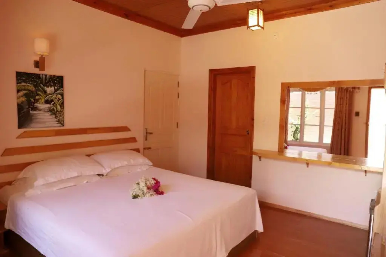 New Breeze Thoddoo Inn