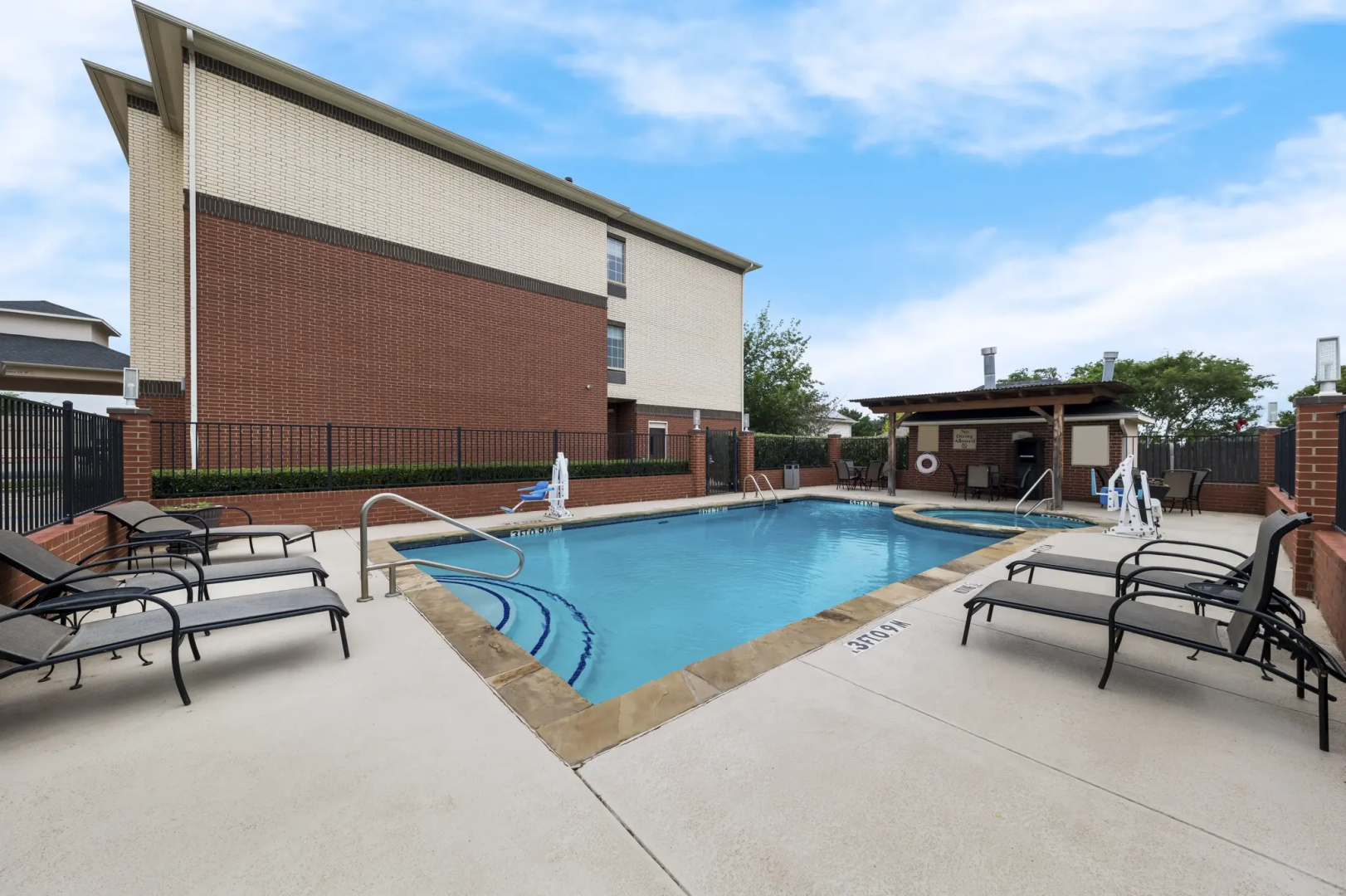 Best Western Plus Lake Dallas Inn & Suites