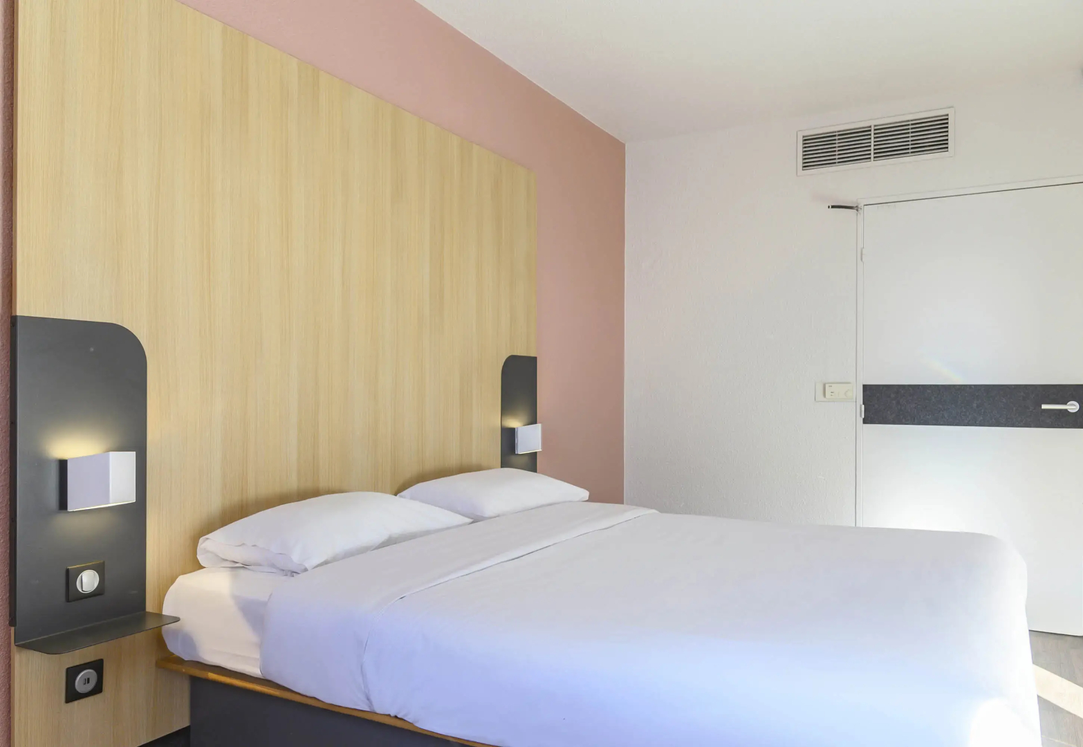 Отель B&B Nimes Centre Arène