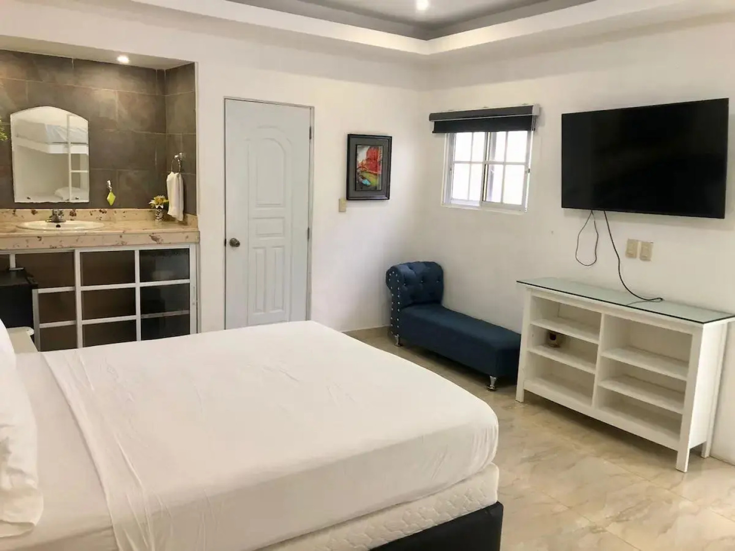 Daymond Blue Tropical Lodge