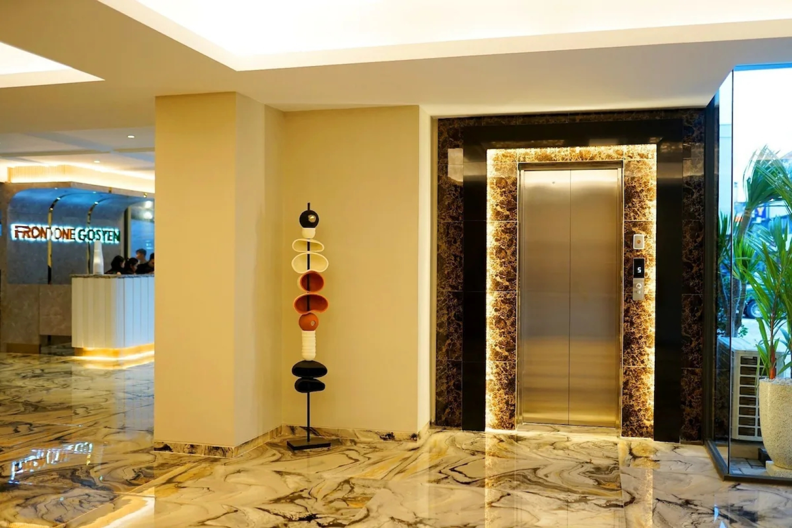 Front One Gosyen Hotel Salatiga