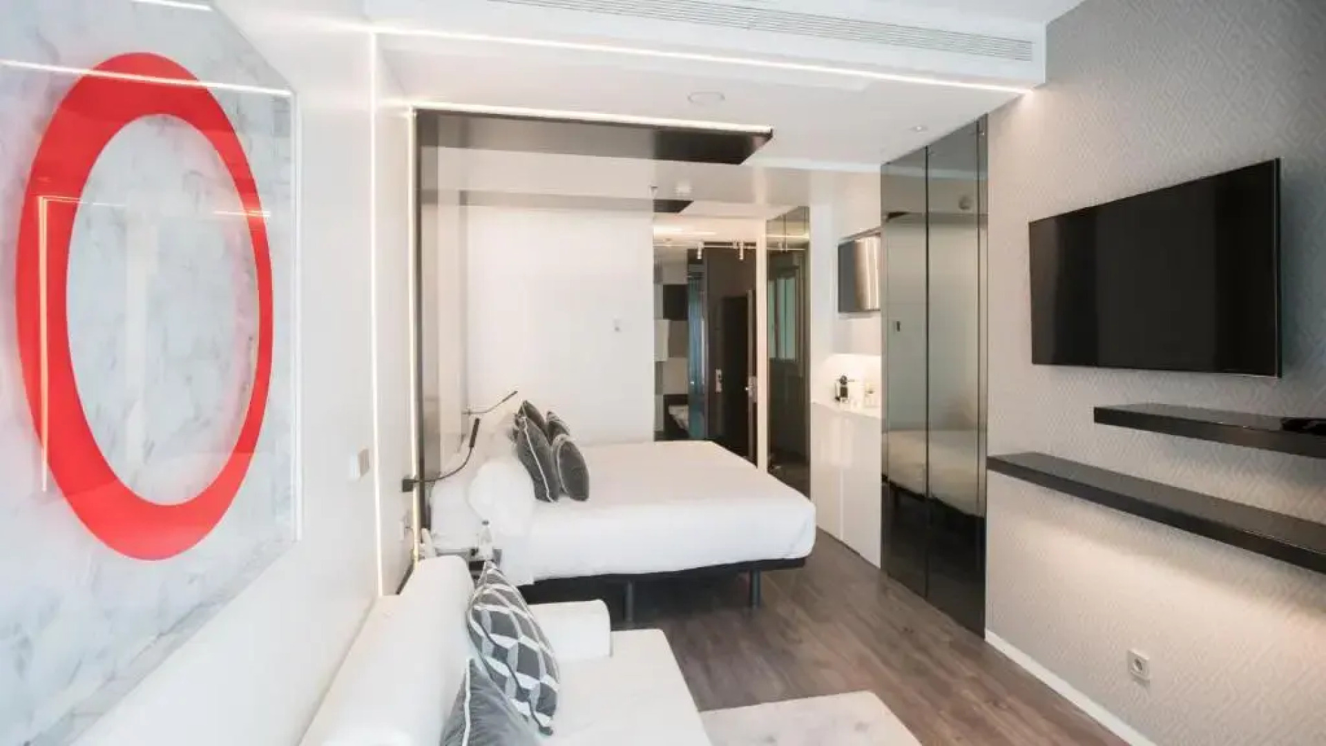 Отель The Hotel Regina