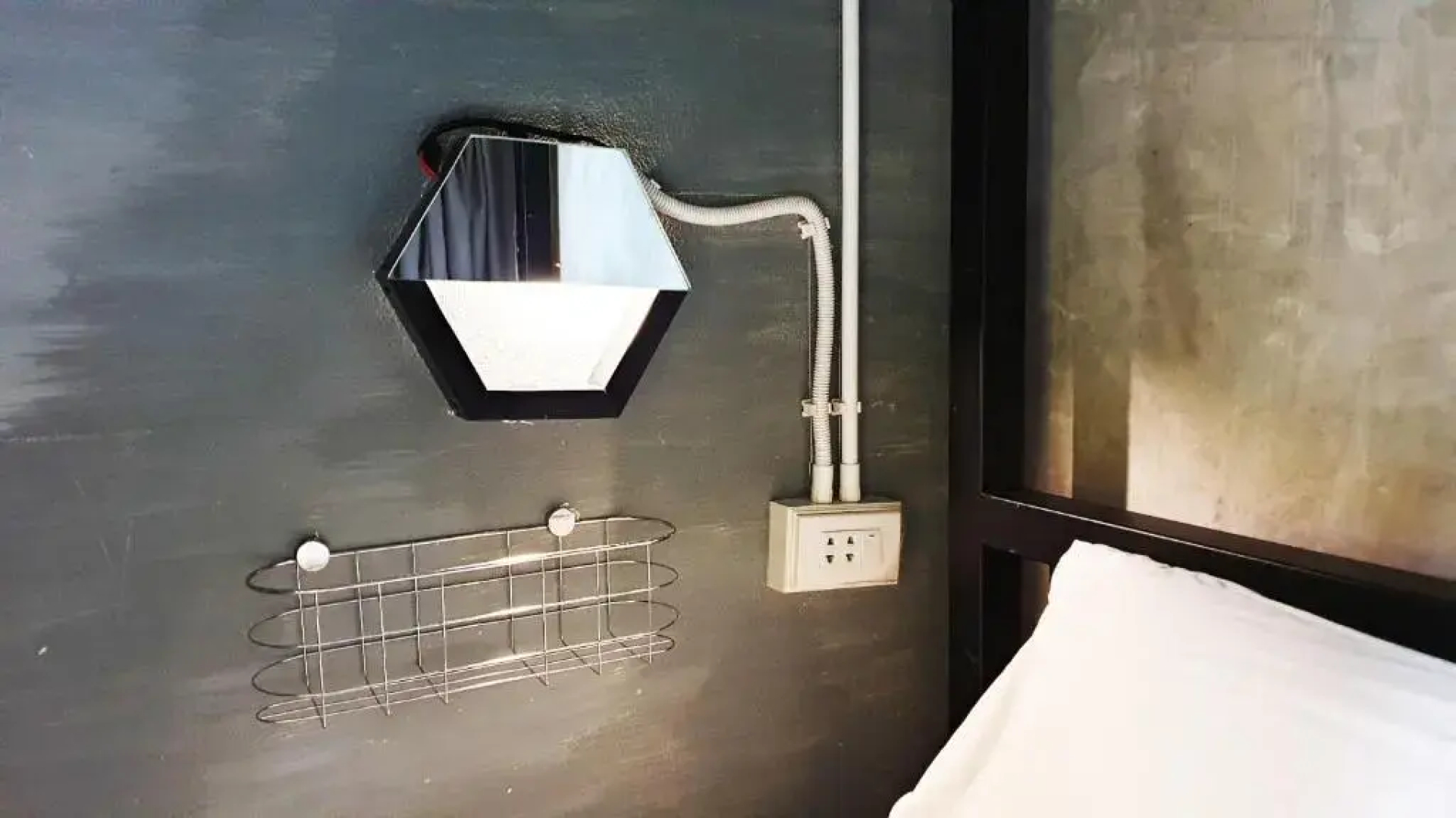 Beehive Phuket Old Town - Hostel