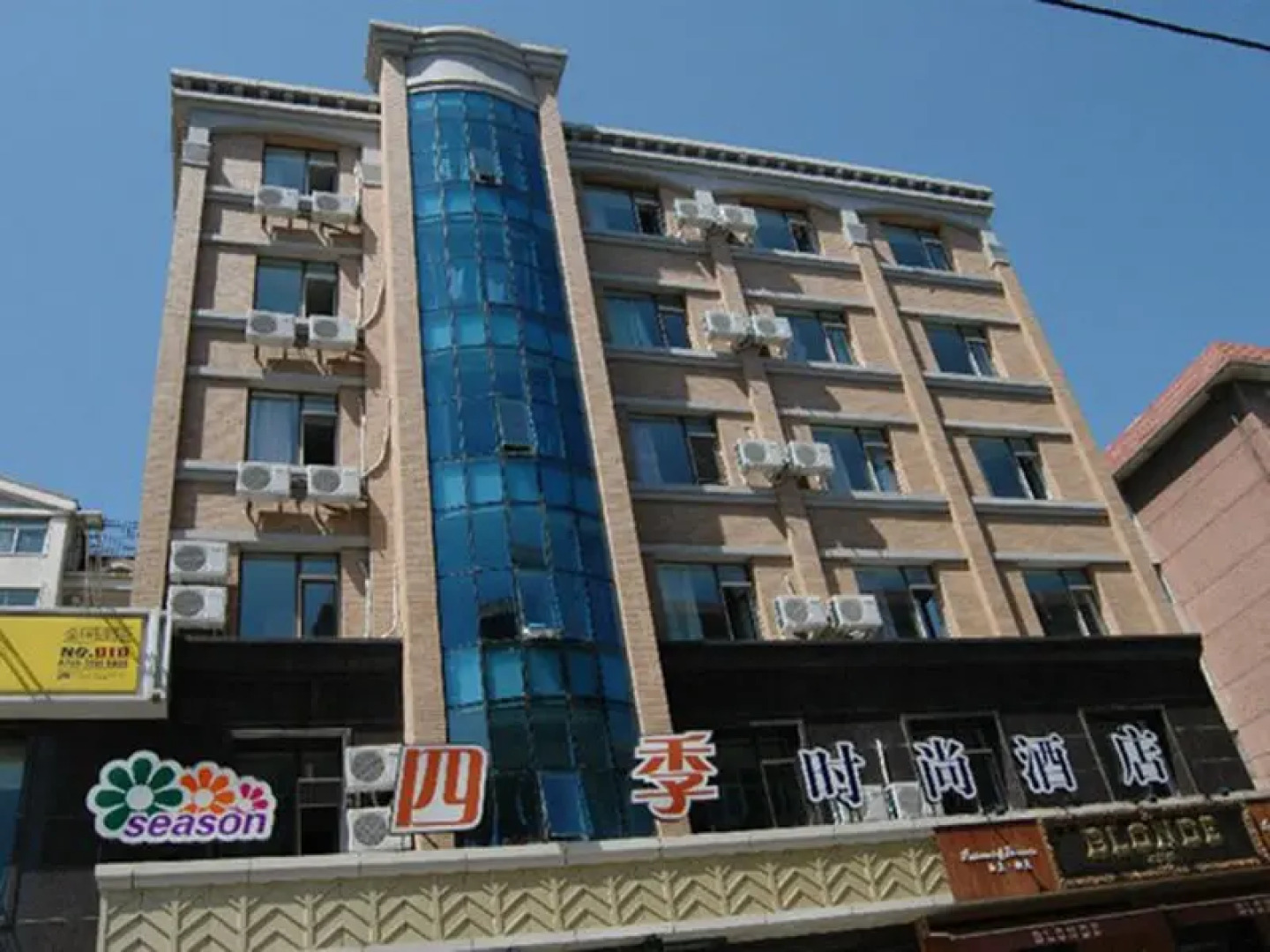 Dalian Seasons Urban Theme Hotel