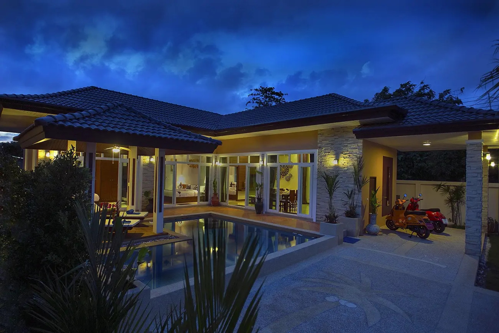 Rawai Private Villas - Pool and Garden