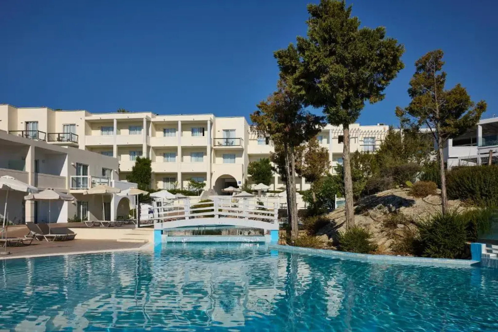 “Kiotari Miraluna Beach Resort”