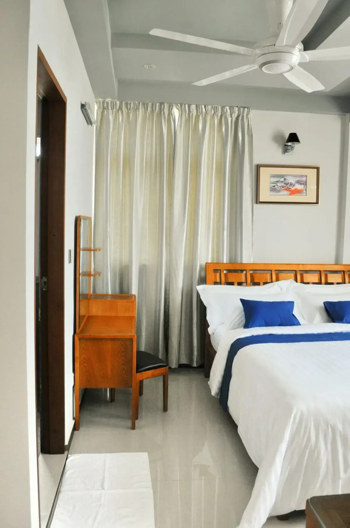 Отель Airport Comfort Inn Premium