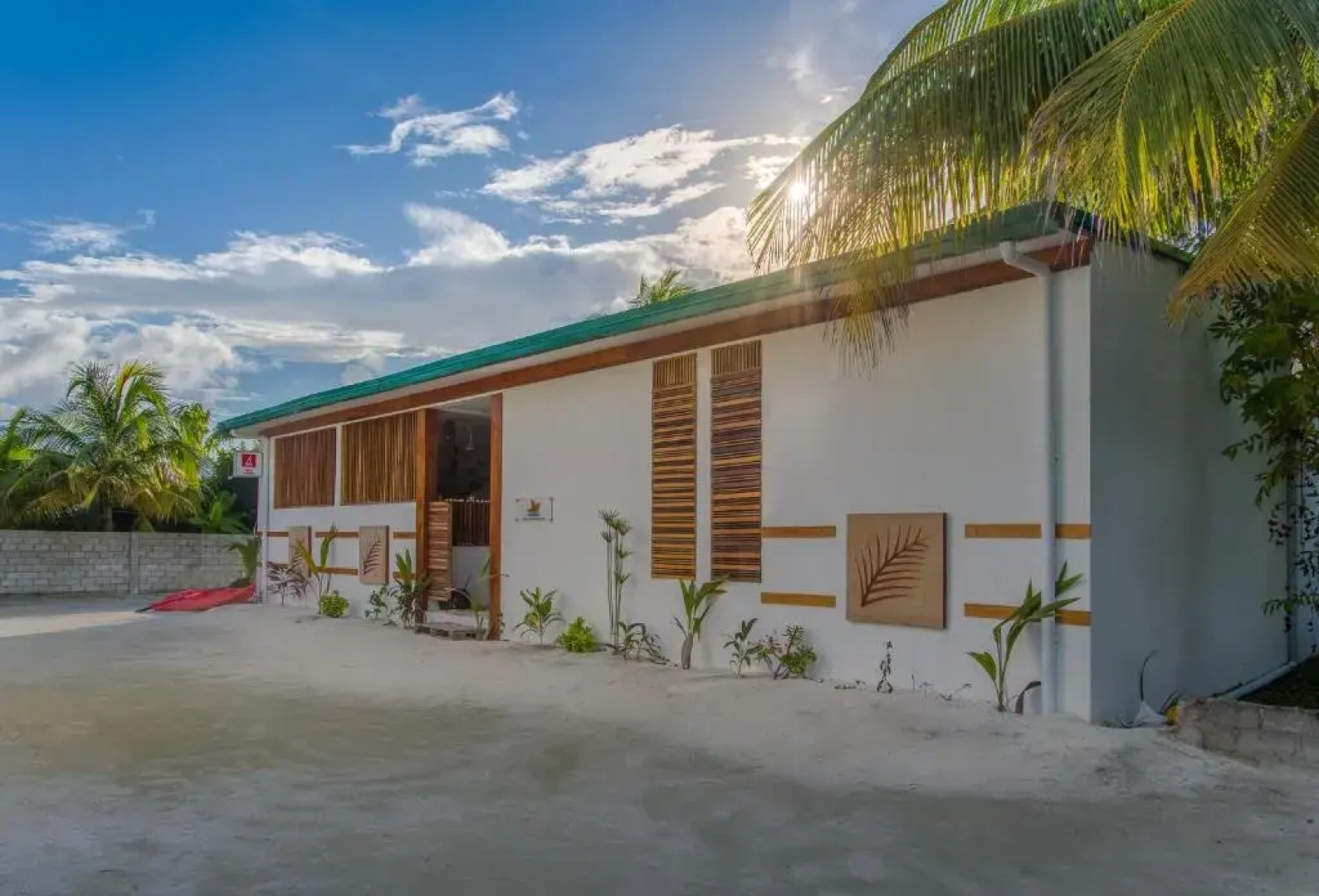 Отель Dhiffushi White Sand Beach