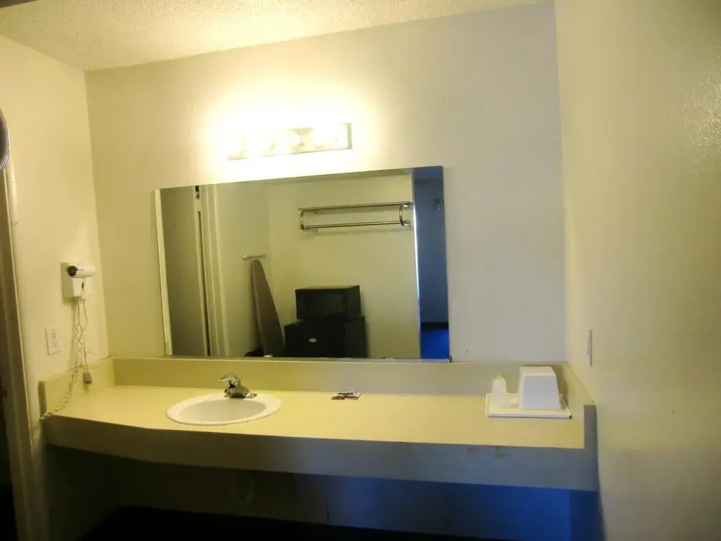 Classic Inn & Suites