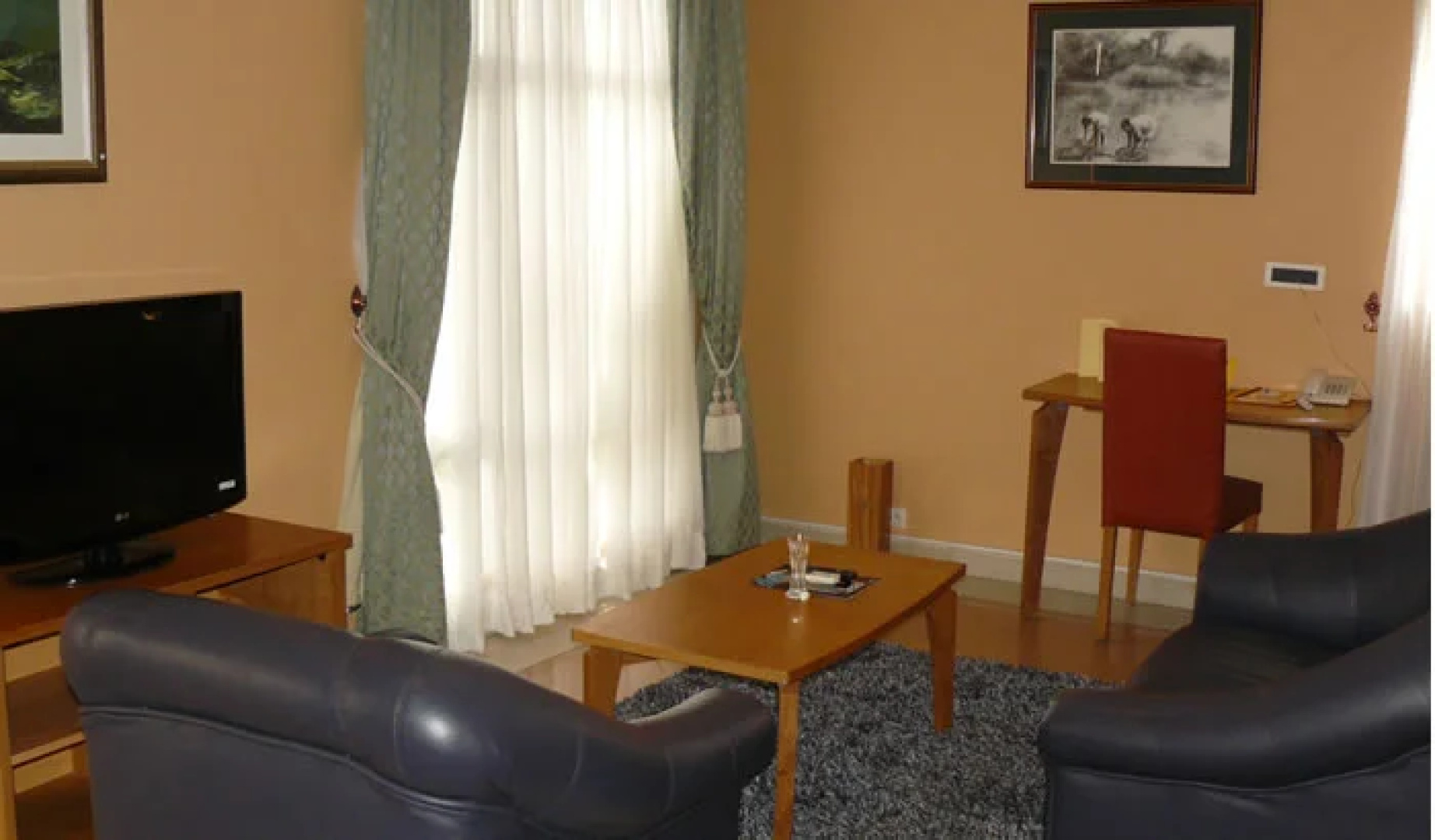 La Cour Hotels and Apartments Glover