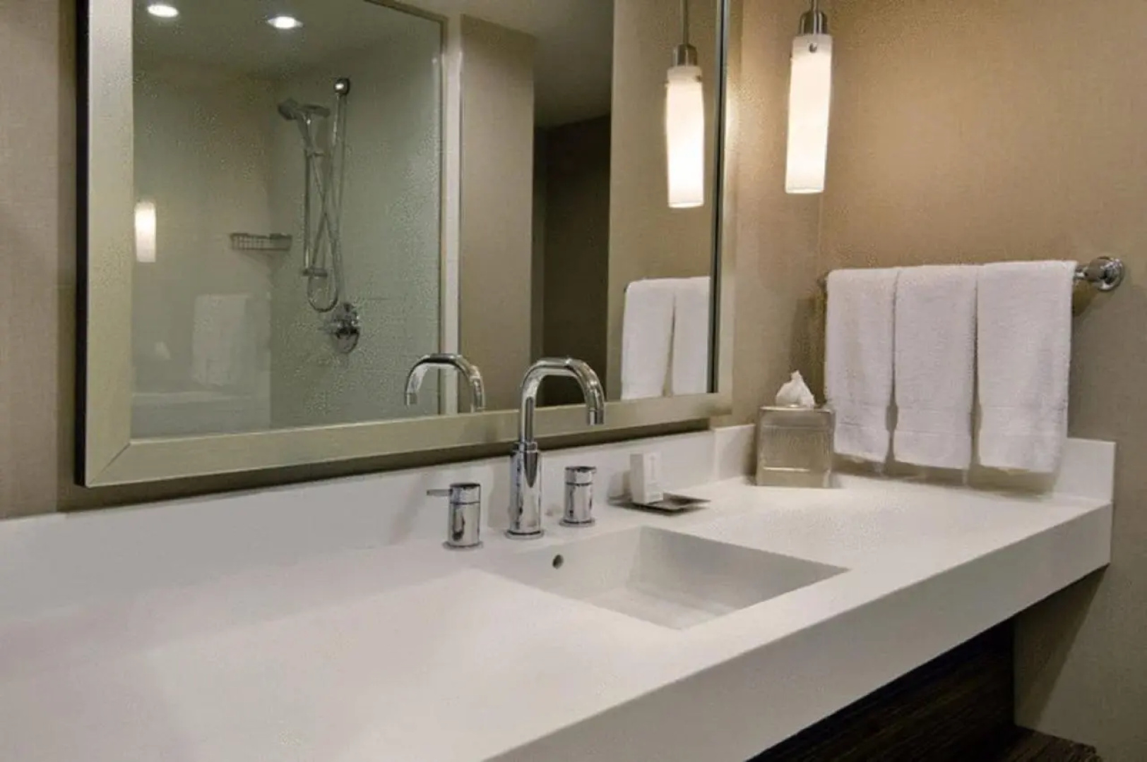 Hilton Toronto Airport Hotel & Suites