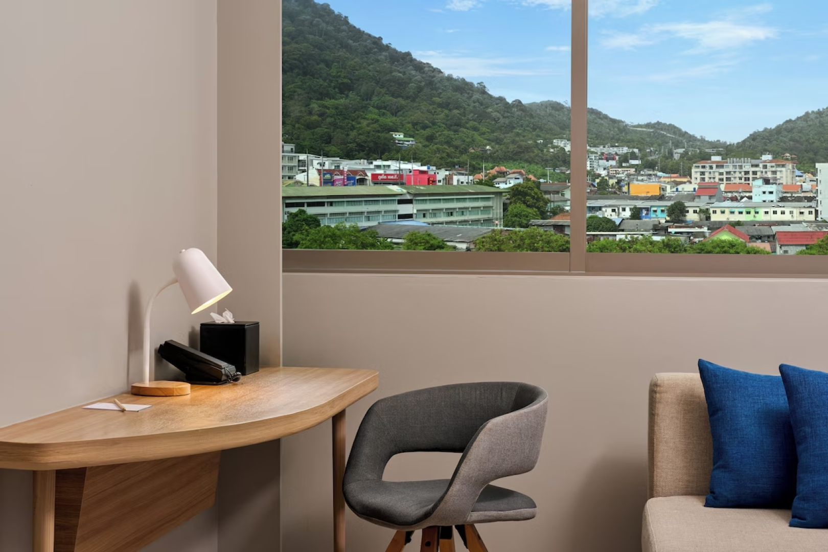 Отель Journeyhub Phuket Patong