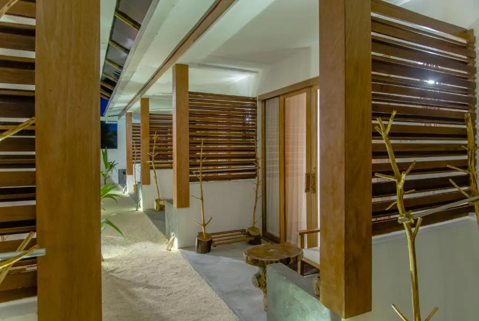Отель Dhiffushi White Sand Beach