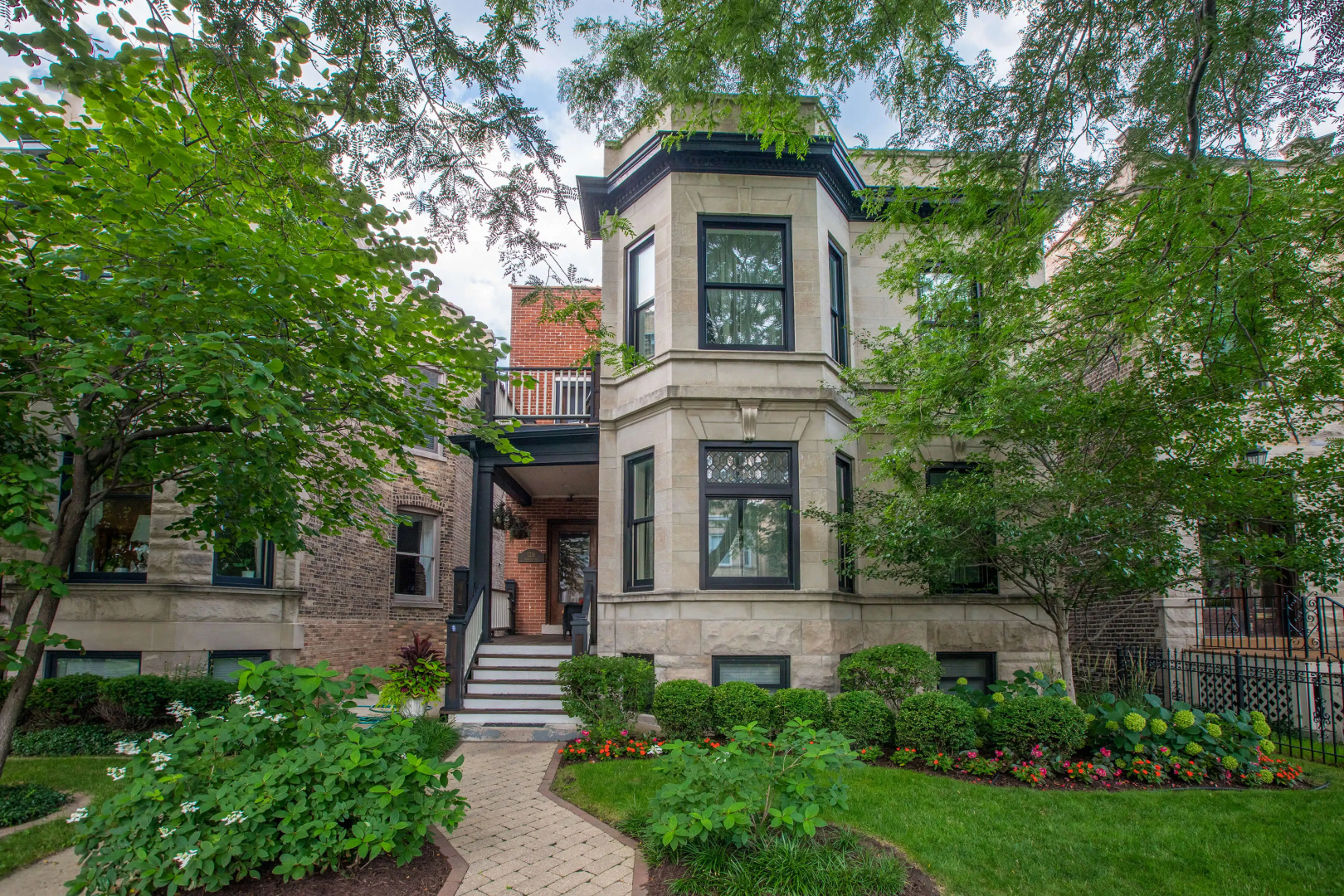 Chicago Guest House on Newport Avenue