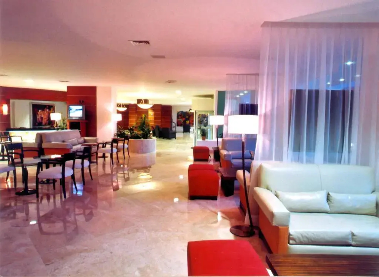 Lois Hotel