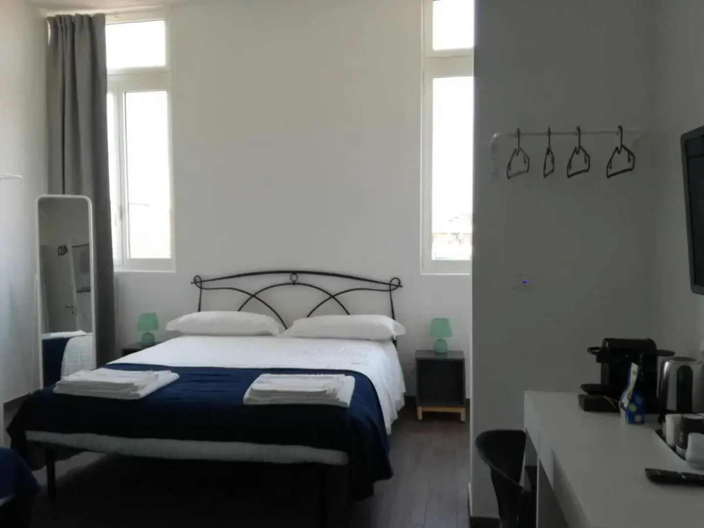 Отель Mambo Suites