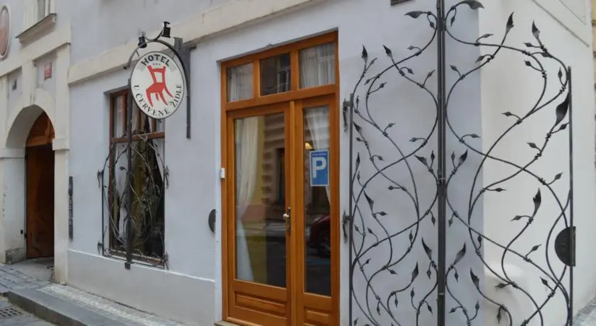 U Cervene zidle - Red Chair Hotel
