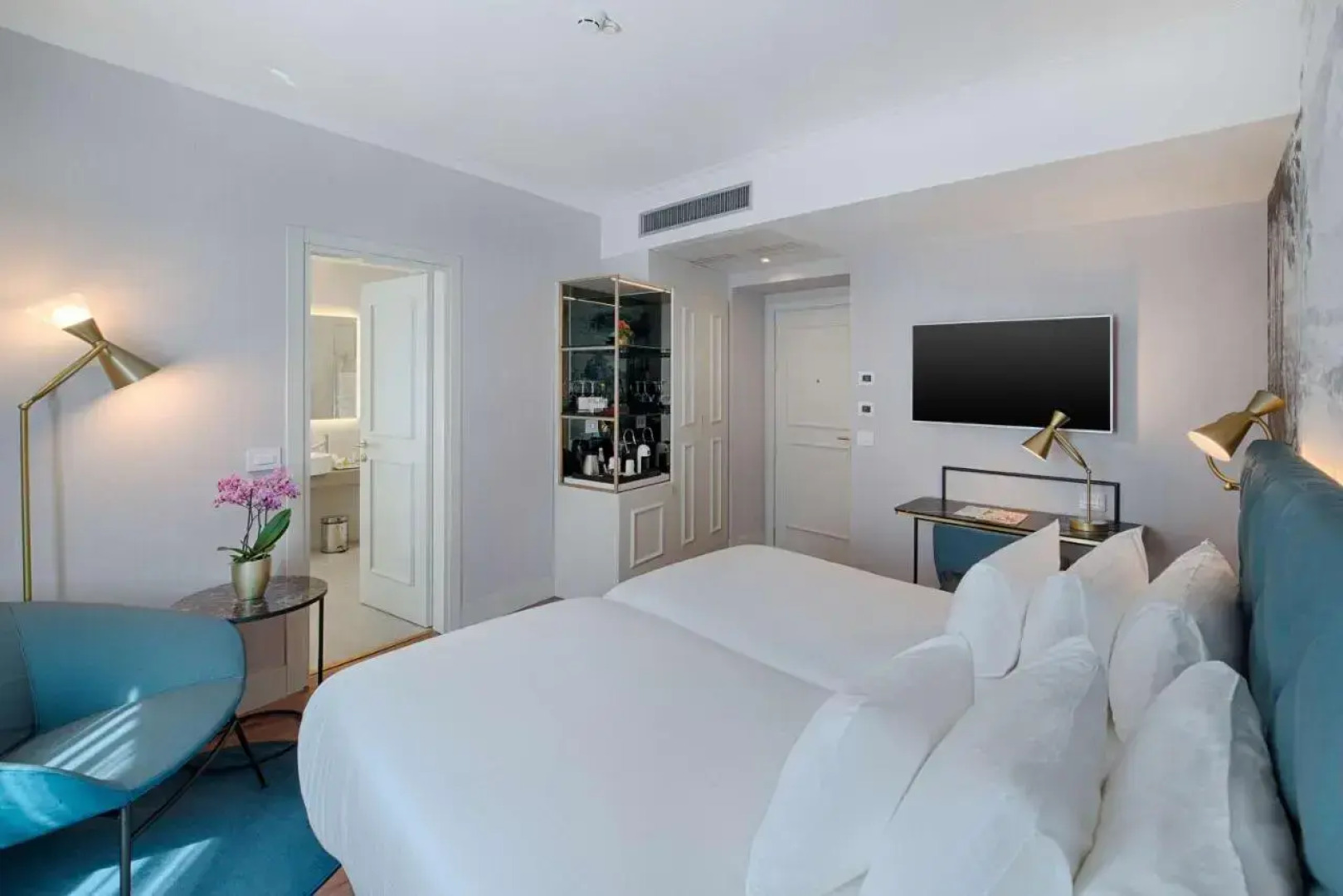 Отель NH Collection Roma Fori Imperiali