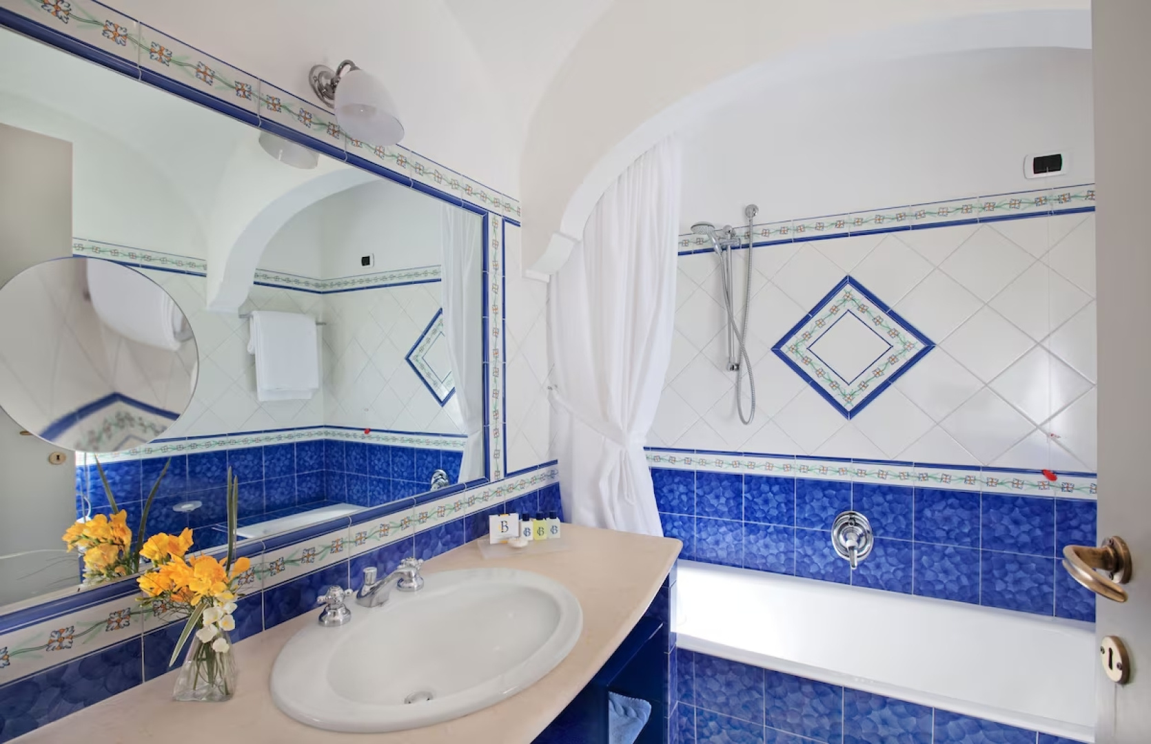 Отель Gatto Bianco Hotel & SPA