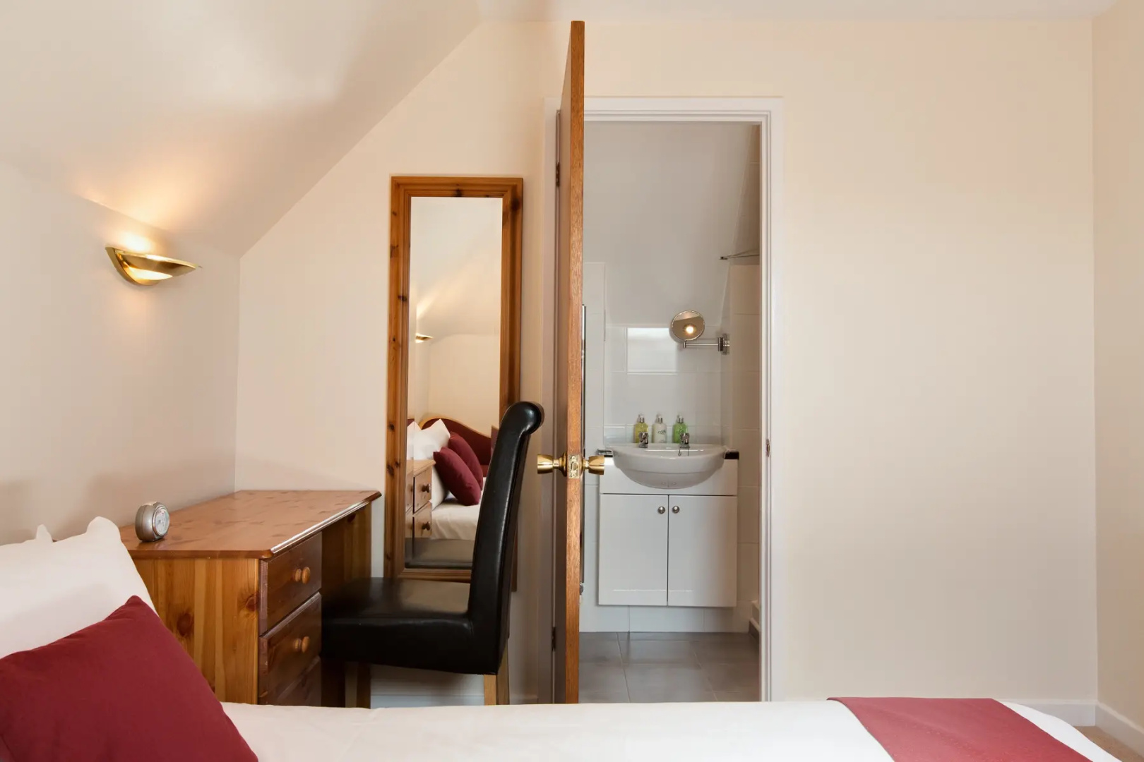 Cumberland House Gatwick B & B