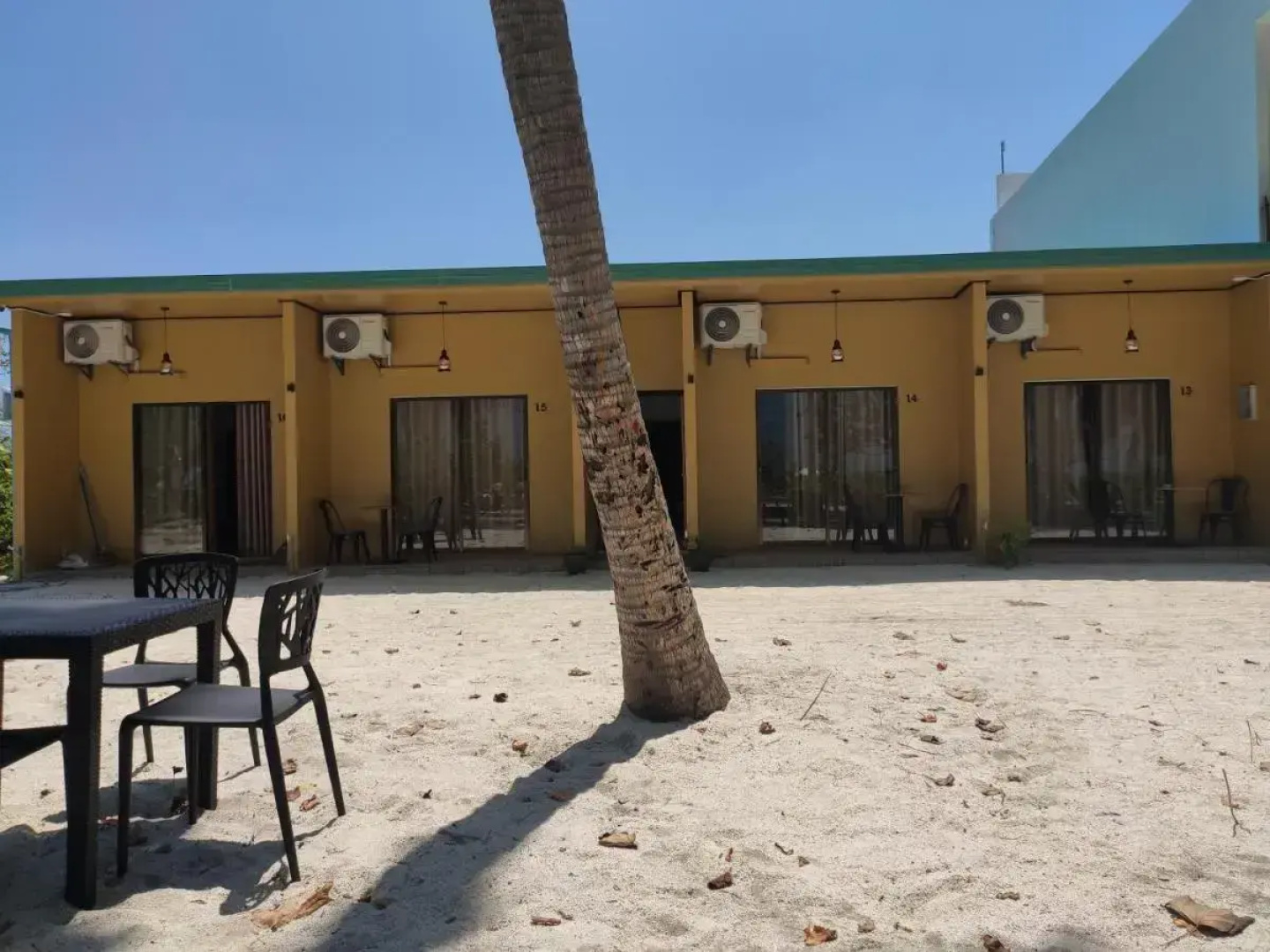 Отель Crown Beach Villas