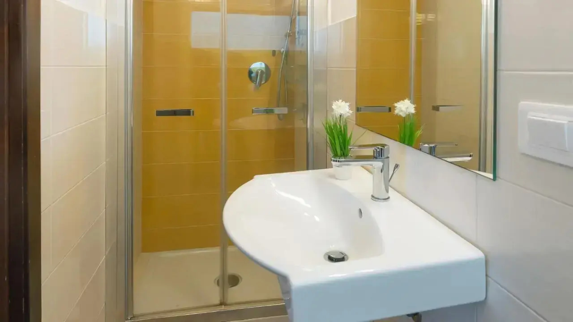 Welcomely - Waterfront Home a Balcony on the sea