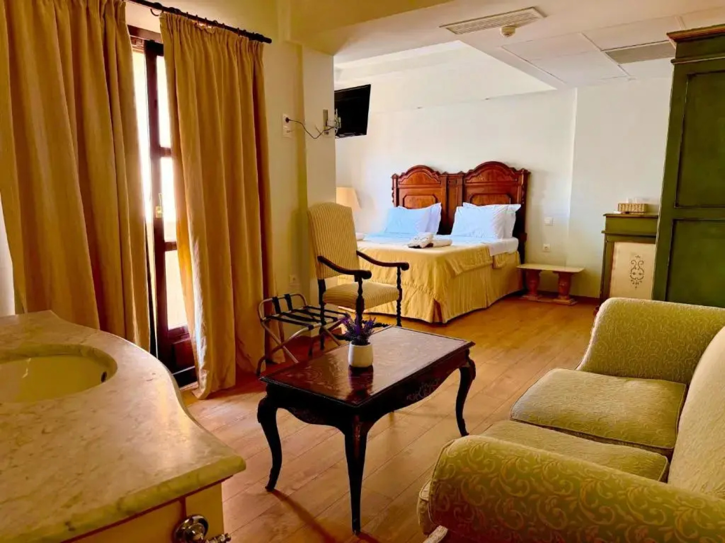 Great Greece Le Convivial Suites