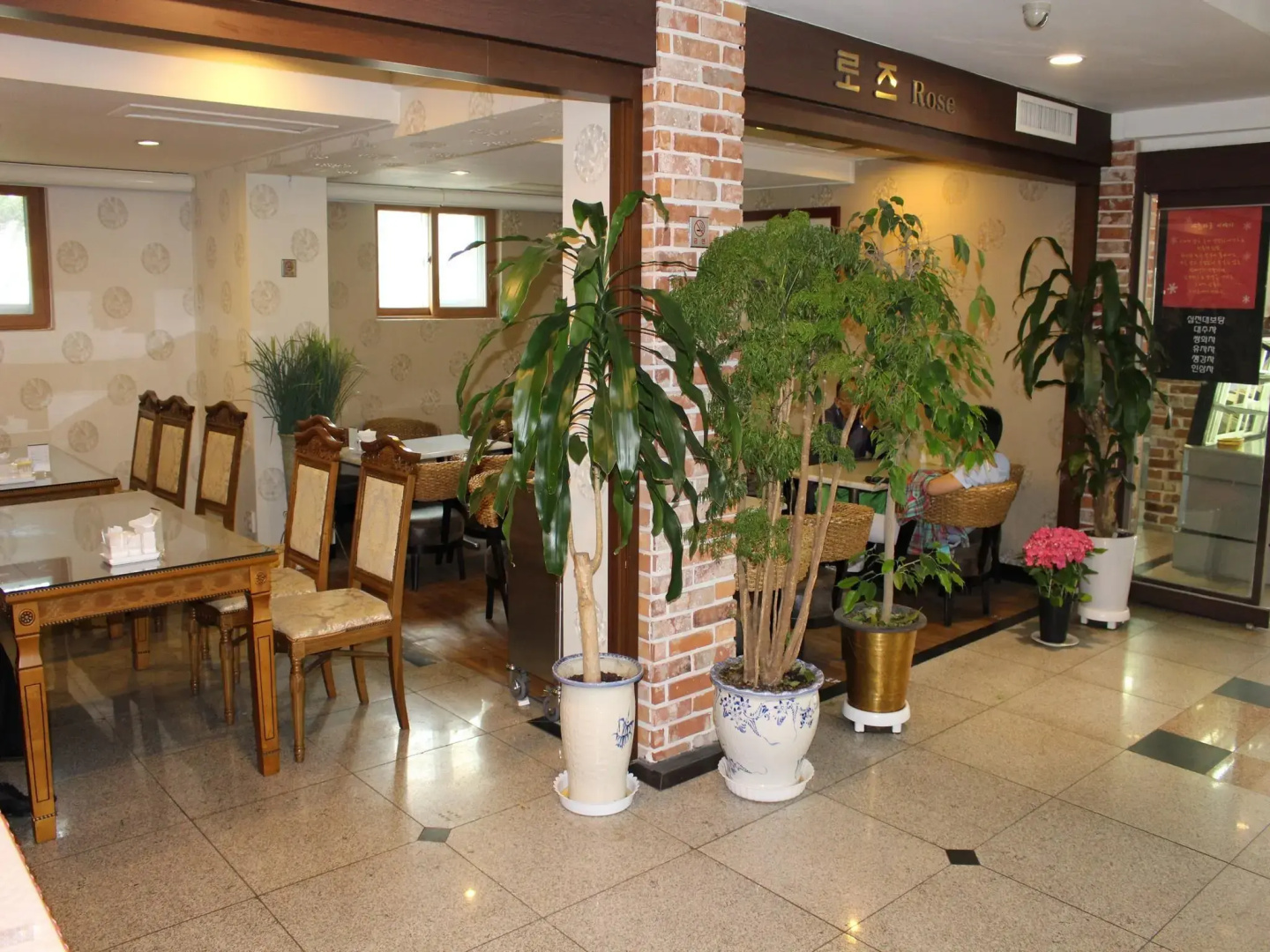 Insadong Crown Hotel