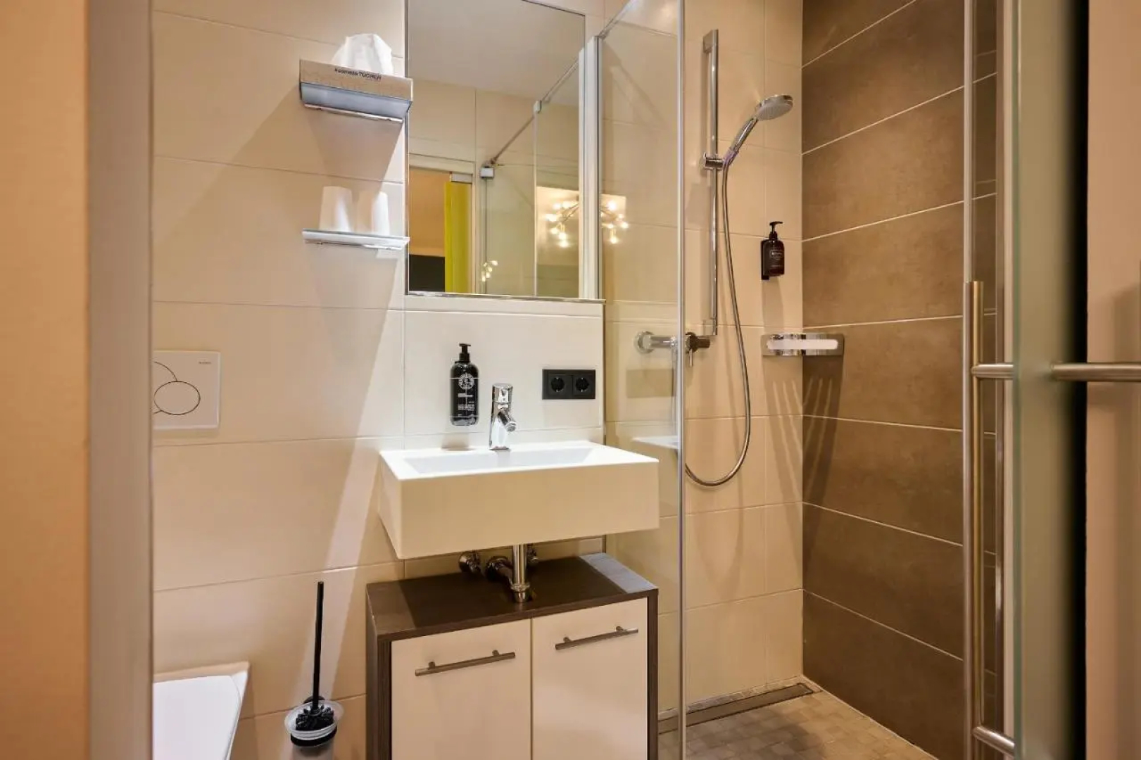 happYellow Boutique House