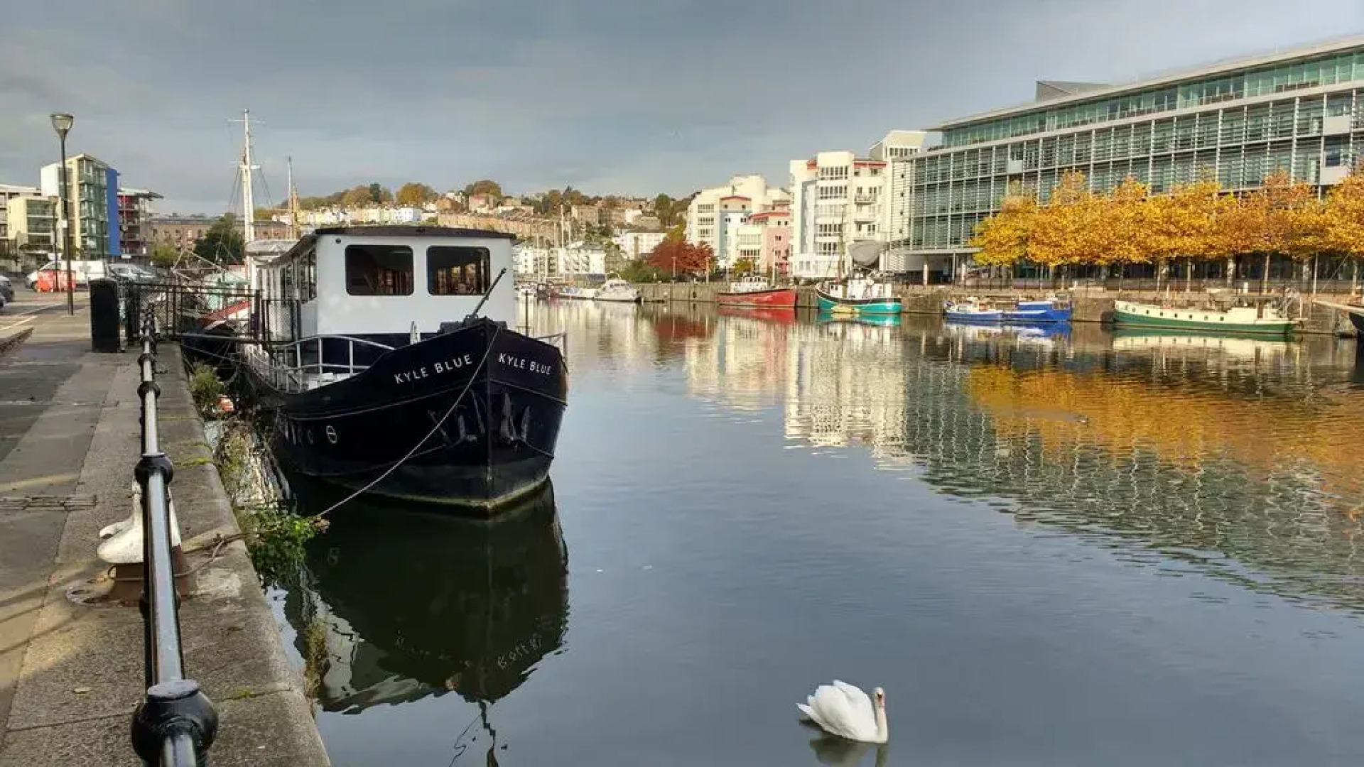 Kyle Blue Bristol - Luxury Hostel Boat