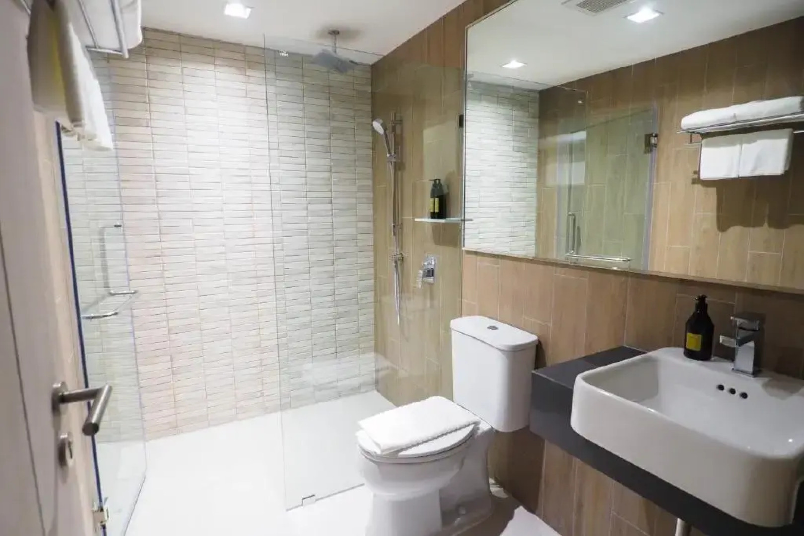 The Quarter Phromphong by UHG