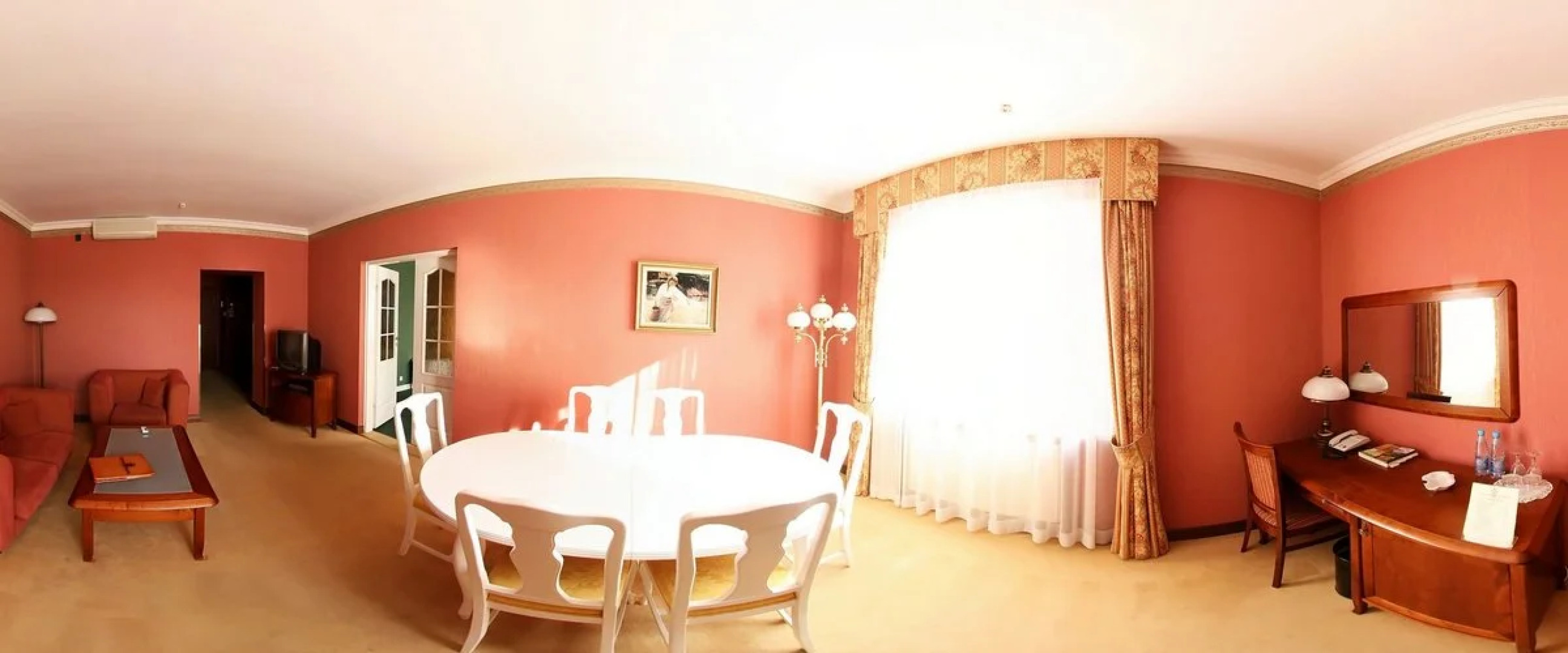 Навария Нова отель возле Озера