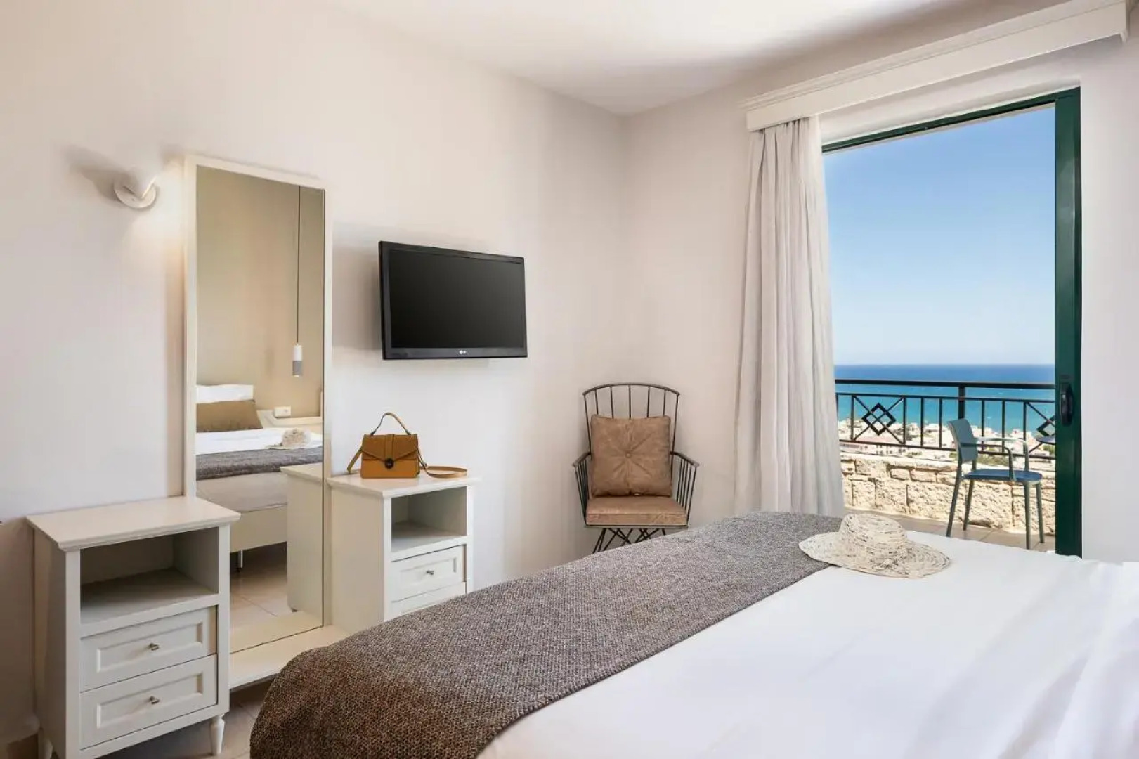 Отель Caldera Beach