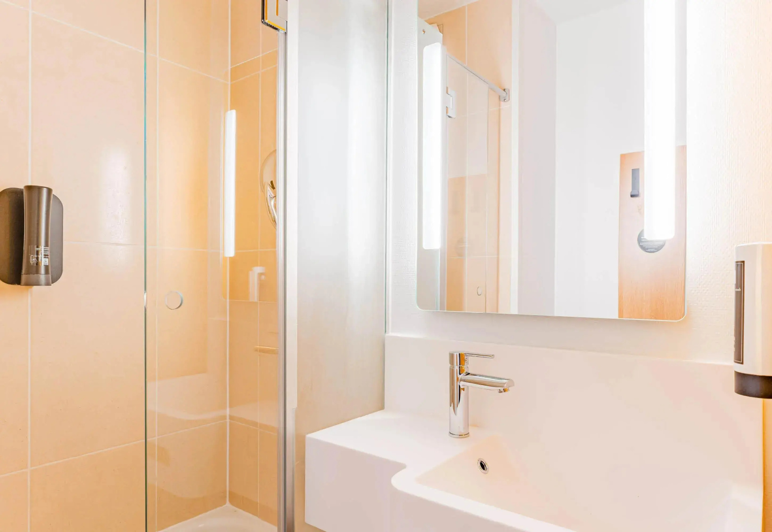 Отель B&B Poitiers 3 Futuroscope