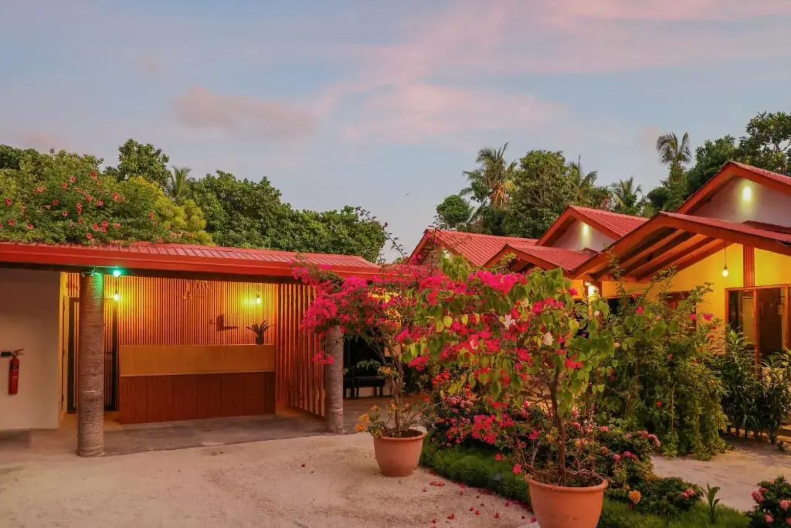 Thoddoo Beach Holiday Inn