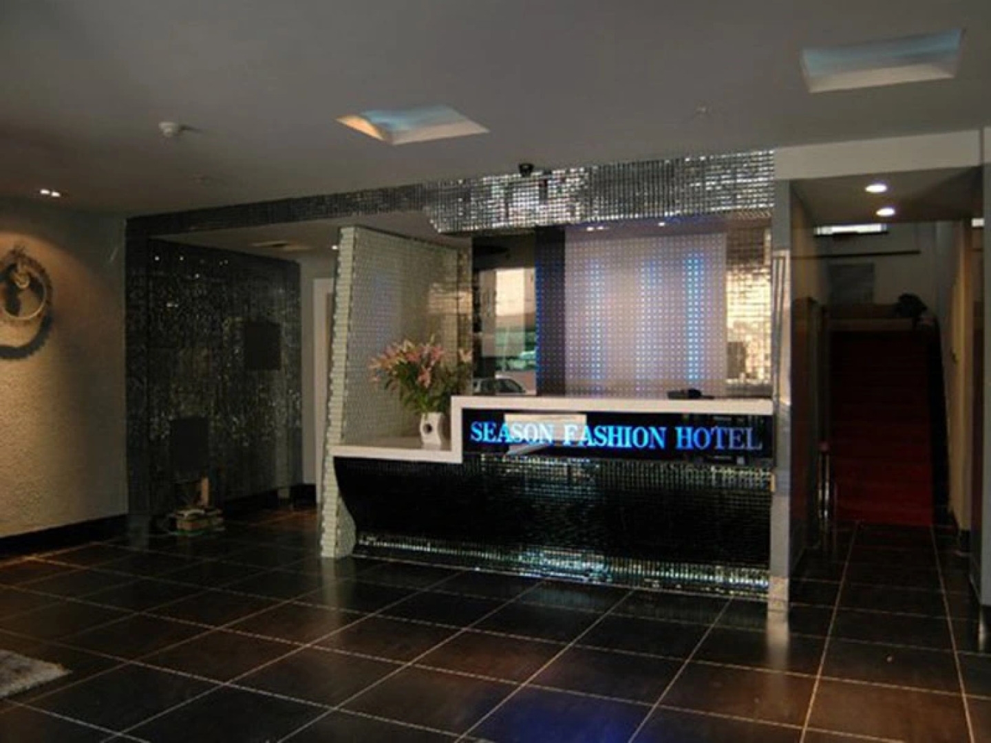 Dalian Seasons Urban Theme Hotel