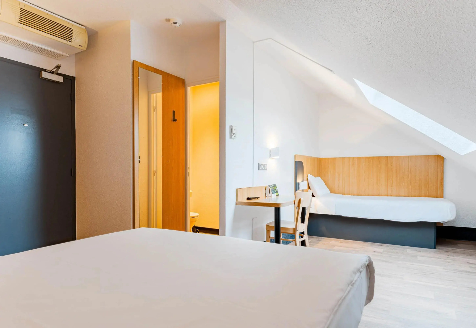 Отель B&B Poitiers 3 Futuroscope