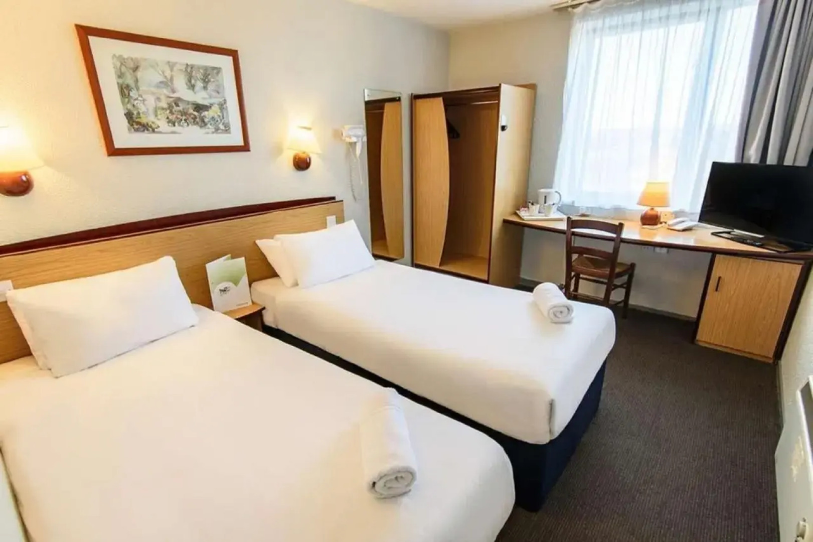 Отель Travelodge Liverpool Central Queens Dock and Arena